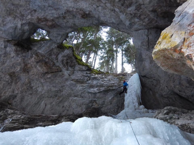 Arrampicata lungo le cascate ghiacciate