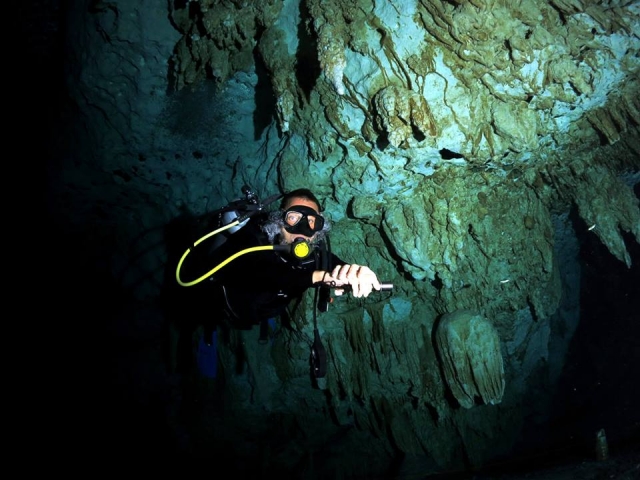  ao longo das cavernas subaquáticas