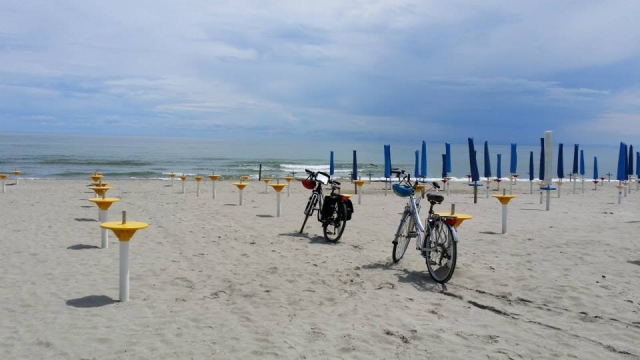 在沙滩上骑自行车