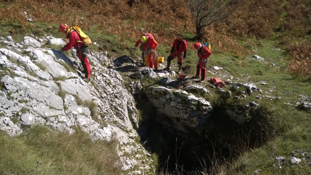  Eingang in eine Höhle 