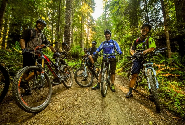 un gruppo di amici in mountain bike
