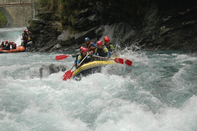 e-19743303-rafting-en-el-rio-ara15041835119546.jpg