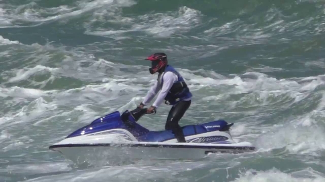  在海浪中间 