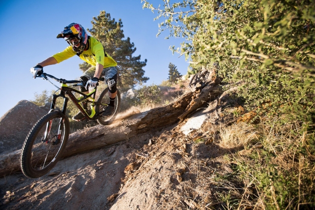 superando ostacili in MTB