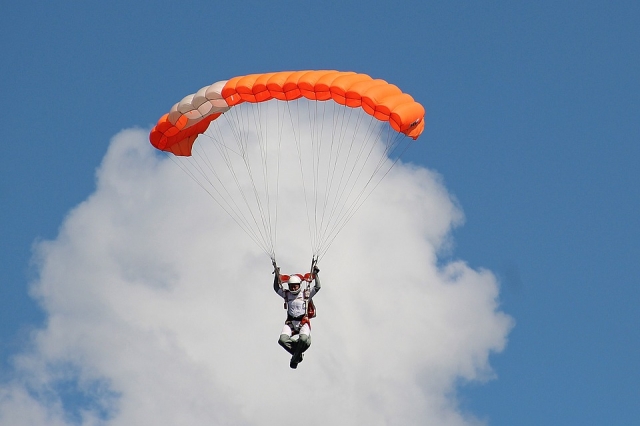 e-19744190-paraglider-2293266-960-72015070558197388.jpg