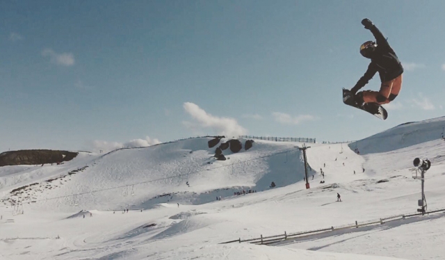 与滑雪板一起跳跃