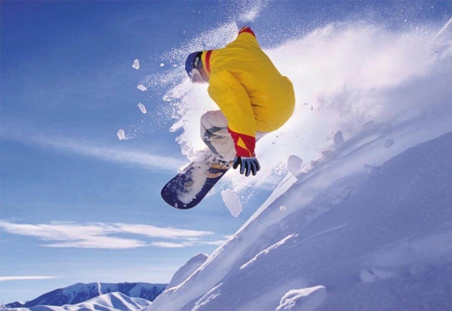 在新鲜的雪中飞翔