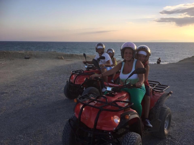 Al tramonto vicino alla spiaggia