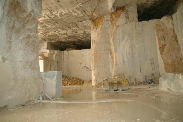  Quarry de mármore coberto 