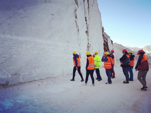 todos juntos para ver o mármore dos Apuan Alps 
