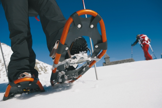  Snowshoeing 