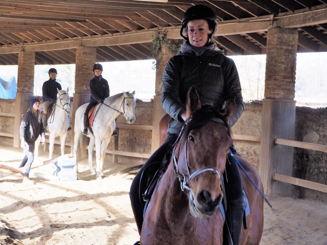  luchando con los caballos del Centro de caballos 