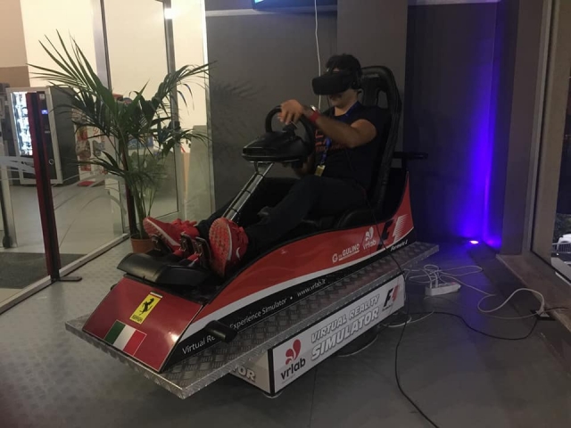 在游戏室中玩耍