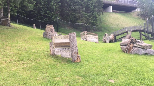 e-19745377-ostacoli-nel-campo15108552622181.jpg