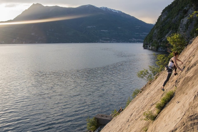  felsige Klippen mit Blick auf den See 