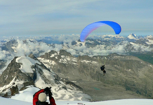  Gleitschirmfliegen auf dem Schnee 