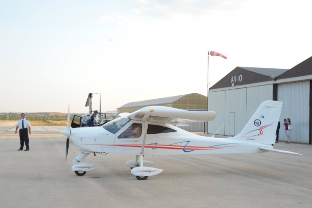  Mit dem Flugzeug auf dem Flugplatz 