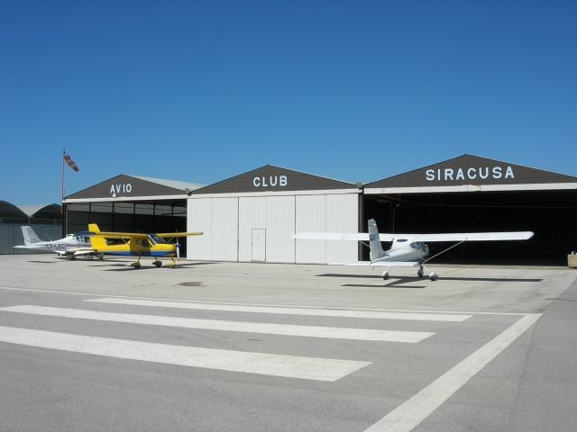  Eingang in den Hangar 