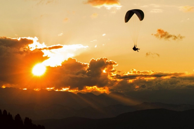 Parapendio al tramonto