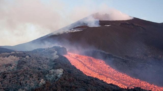  住在欧洲最高的活火山