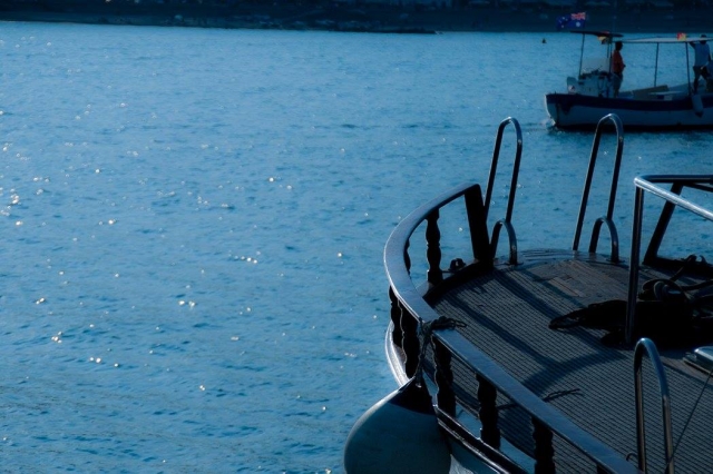  我们的船头...... 