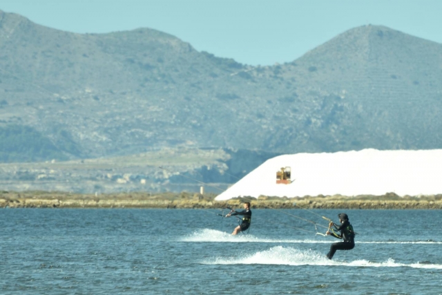Aqui estão os kitesurfers 