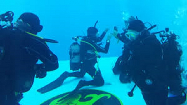  Aquí hay un instructor submarino 