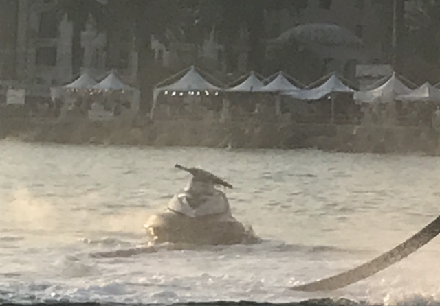  Une moto au milieu de la mer 