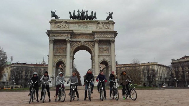  group tour by bike in Milan 