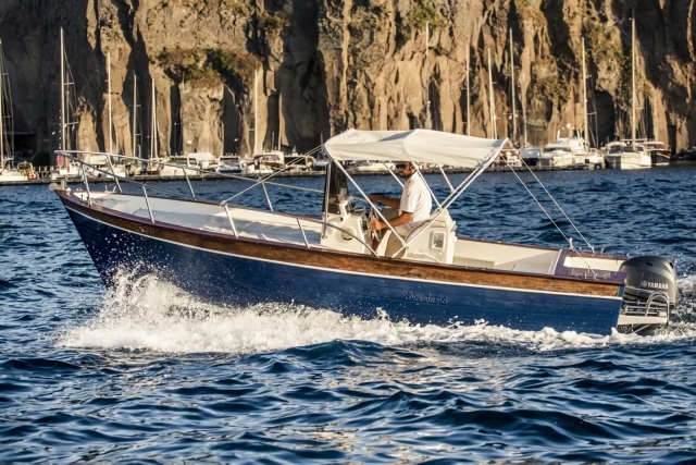 Entdecken Sie die Küste mit dem Boot