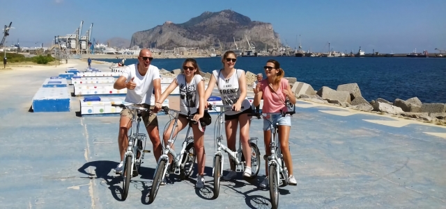  沿着海边骑自行车 