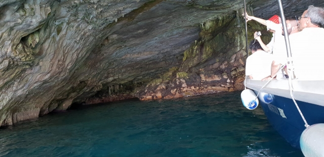  A cave of Leuca 