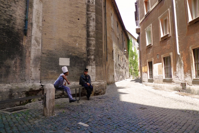  Walking through the alleys of Rome 