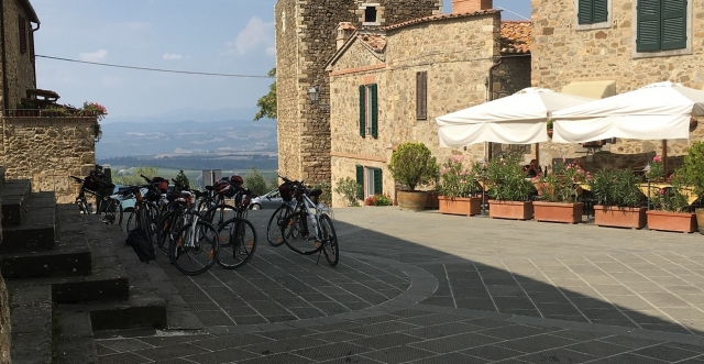  蒙塔尔奇诺广场 