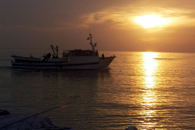  Bateau de pêche au coucher du soleil
