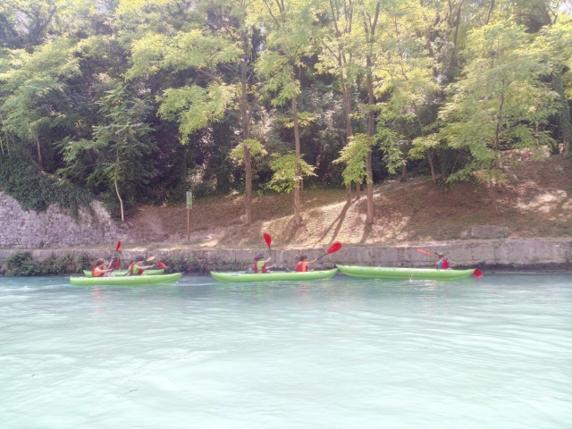 Scivolando sulle acque trasparenti