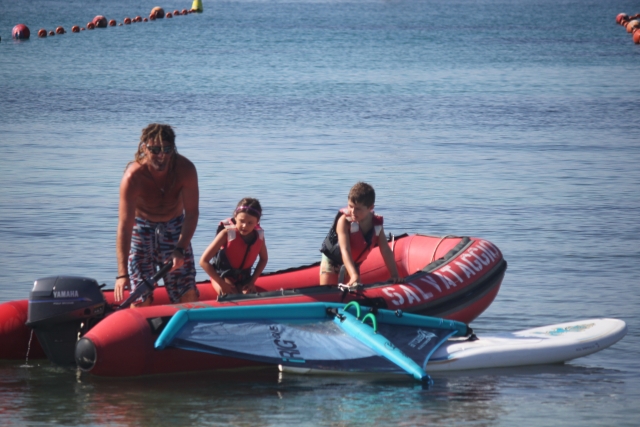  vous sortez en radeau pour faire de la planche à voile 