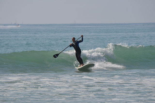  paddle surf on waves 