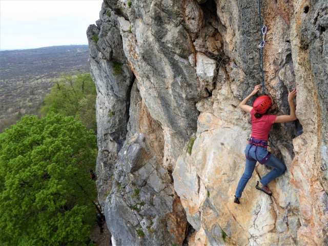  escalade sur paroi rocheuse 