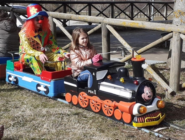 in trenino con il clown