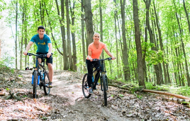  Menschen auf Fahrrädern im Park 