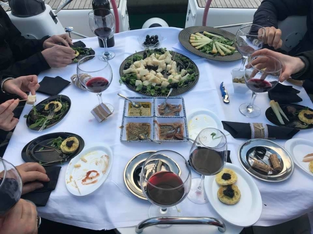  Almuerzo en el bote. 