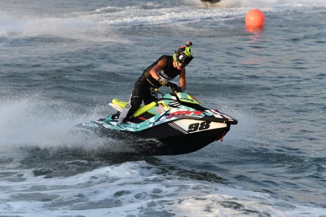  A bordo de uma poderosa motocicleta aquática 
