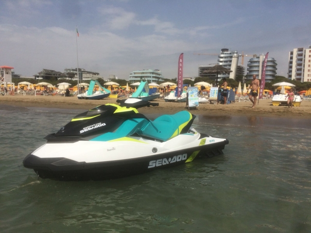  Um de nossos veículos na praia 