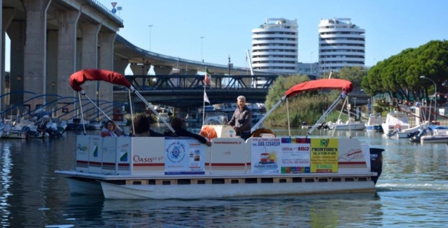  Mit dem Boot mit Freunden 