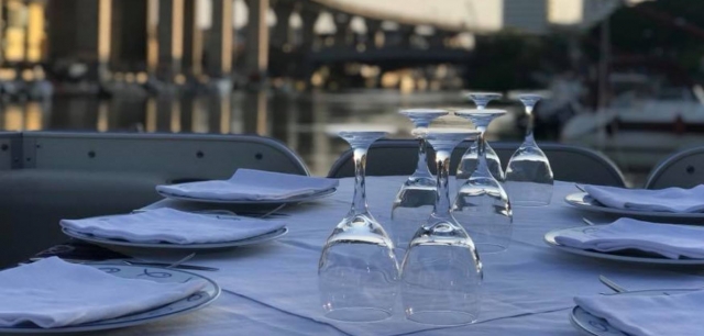  Abendessen oder Mittagessen an Bord 