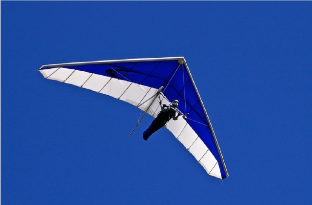 deltaplano nel cielo blu