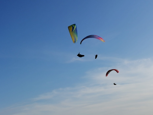  Paragliding 