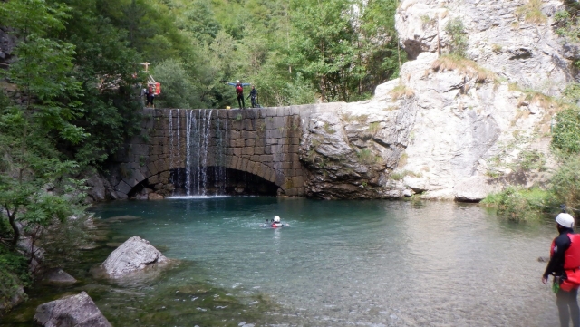 Os guias alpinos fazem você descer o canyon 