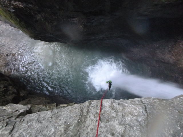  fazendo canyoning 